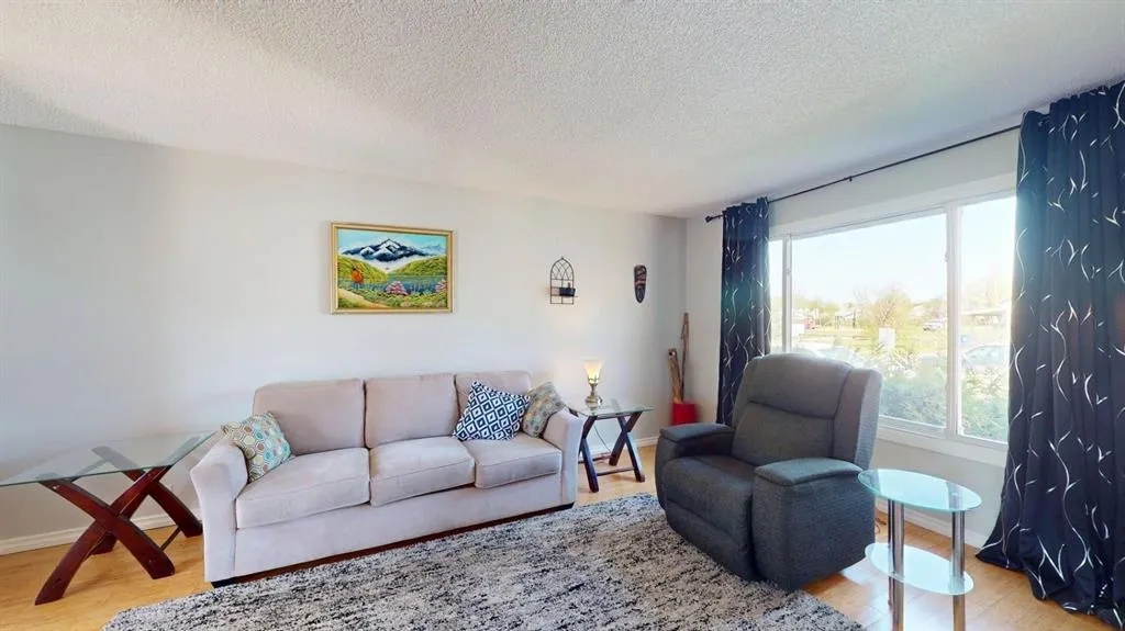 105 Bird Crescent