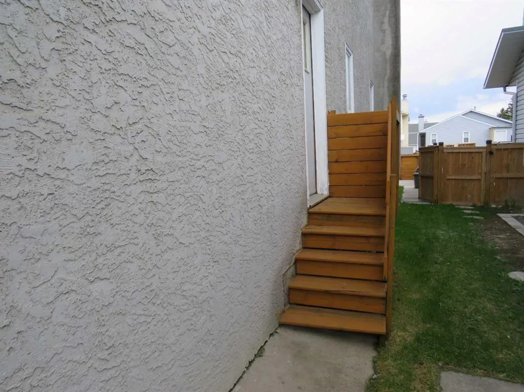 63 La Valencia Gardens NE