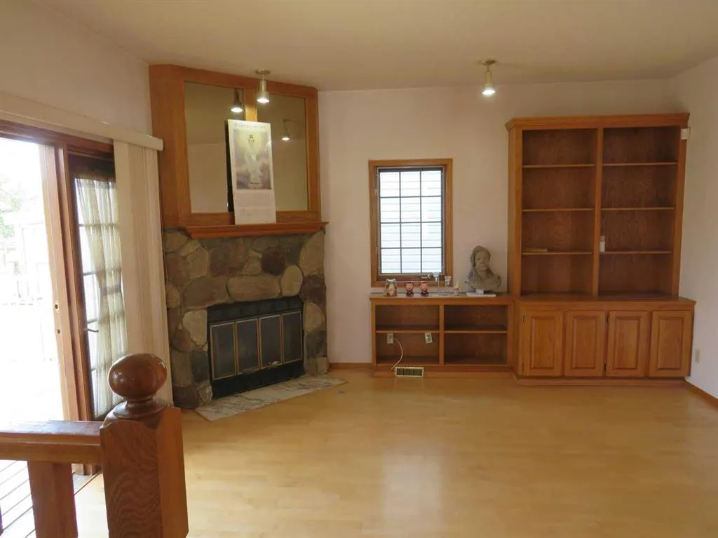 63 La Valencia Gardens NE