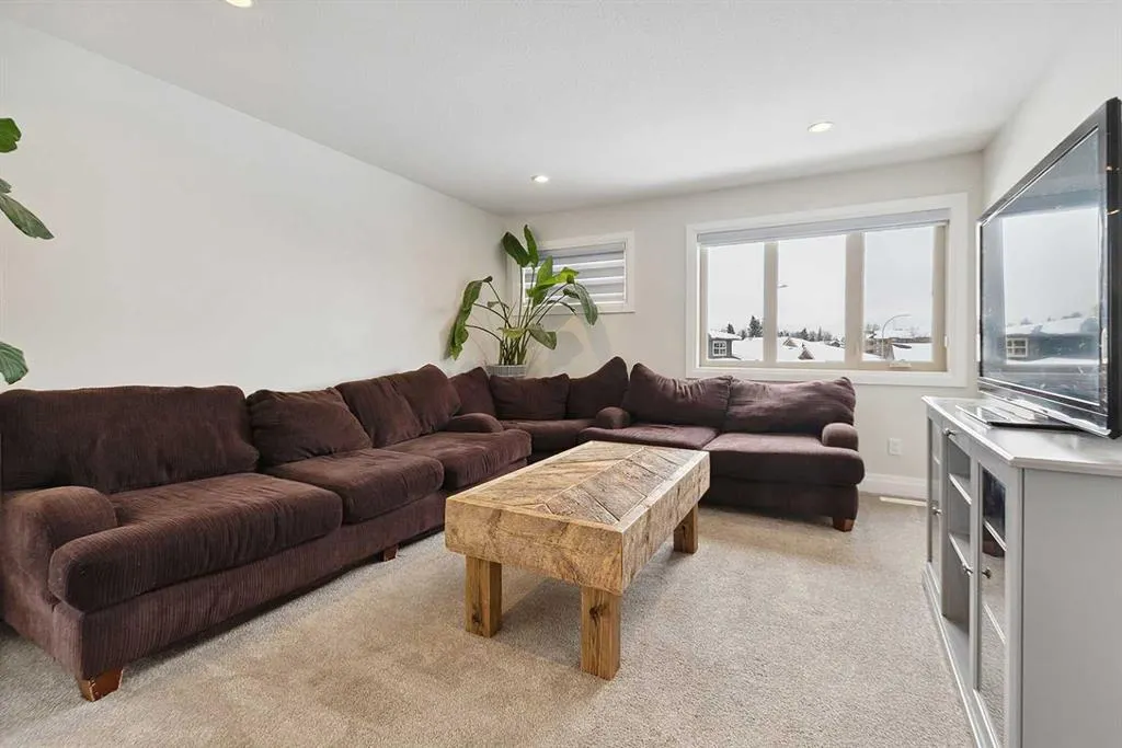 2 Meadow Close
