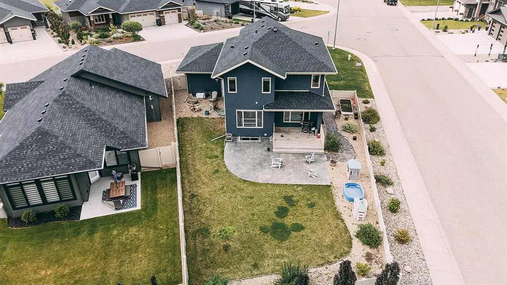 2 Meadow Close