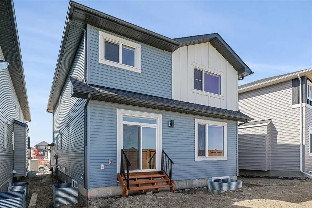 592 Savanna Crescent NE