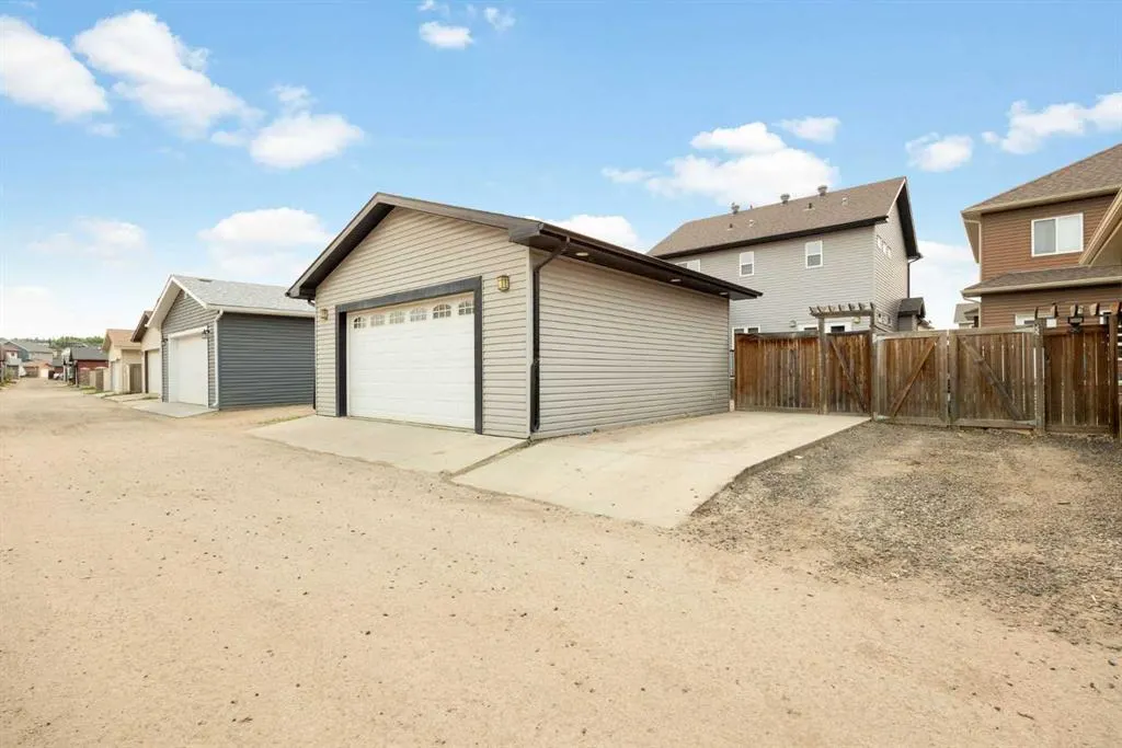 197 Snowy Owl Way NW