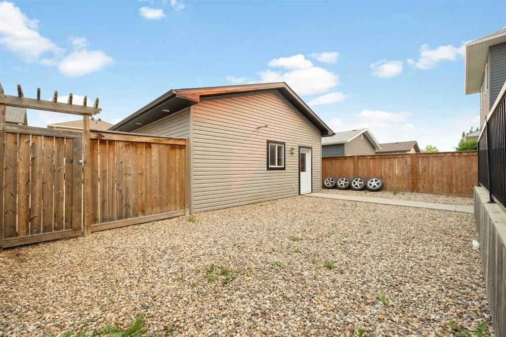 197 Snowy Owl Way NW