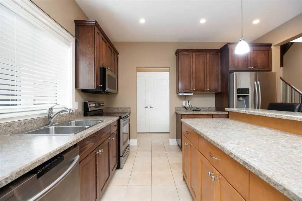197 Snowy Owl Way NW