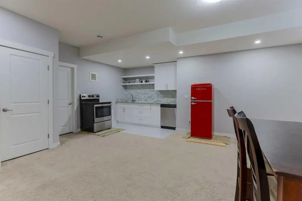 1133 Iron Landing Way