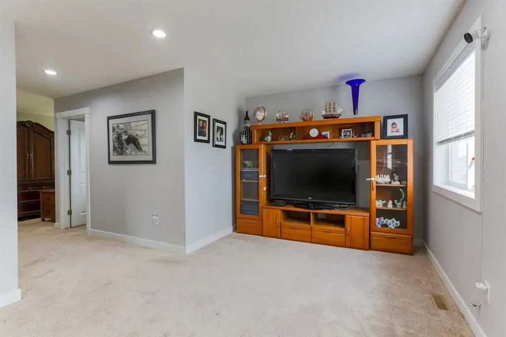 1133 Iron Landing Way