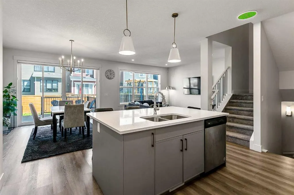222 Arbour Lake View NW