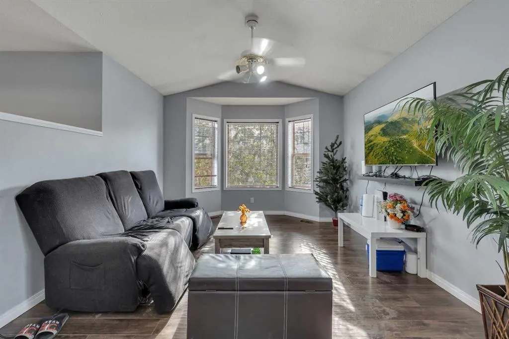 231 Martinvalley Crescent NE