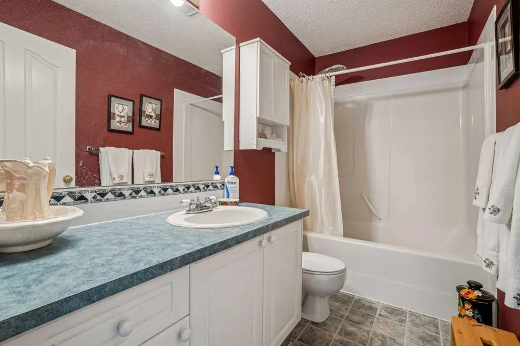 219 Mt Douglas Manor SE