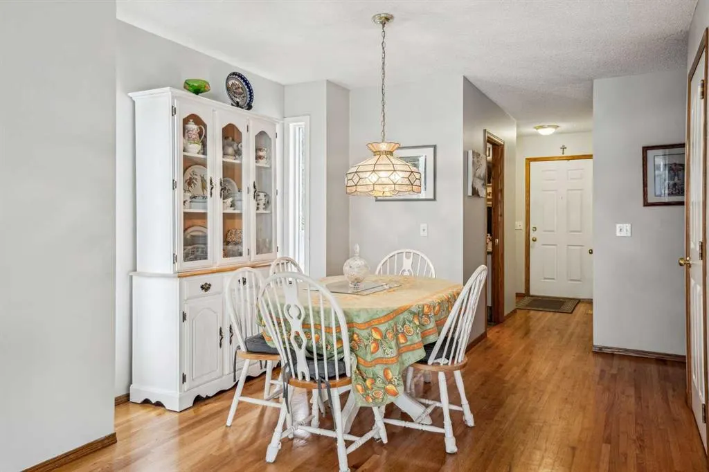 219 Mt Douglas Manor SE