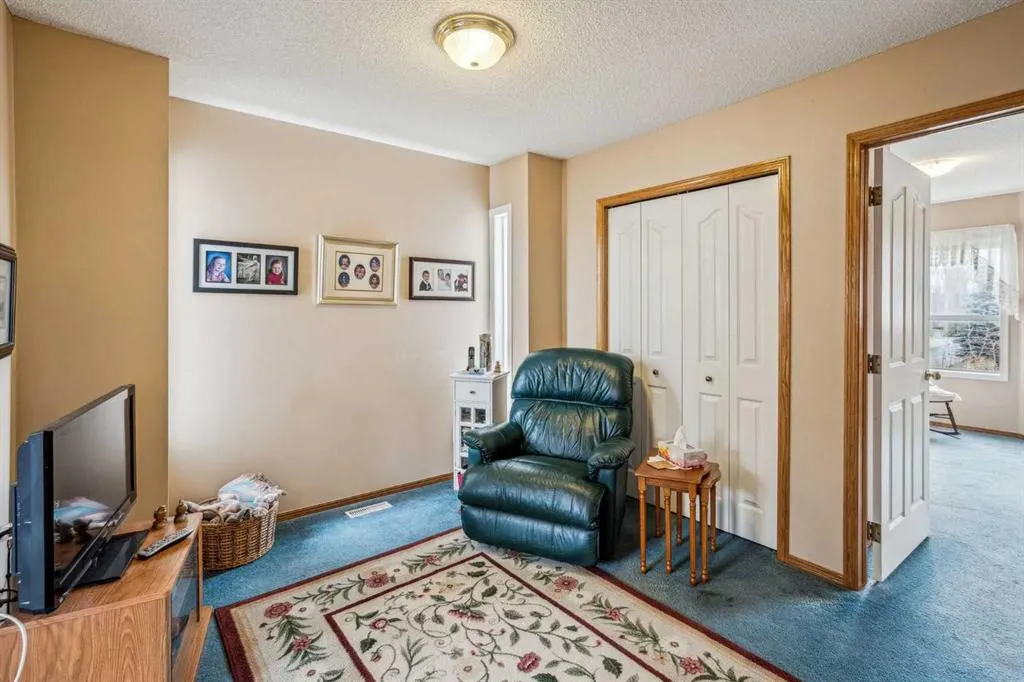 219 Mt Douglas Manor SE