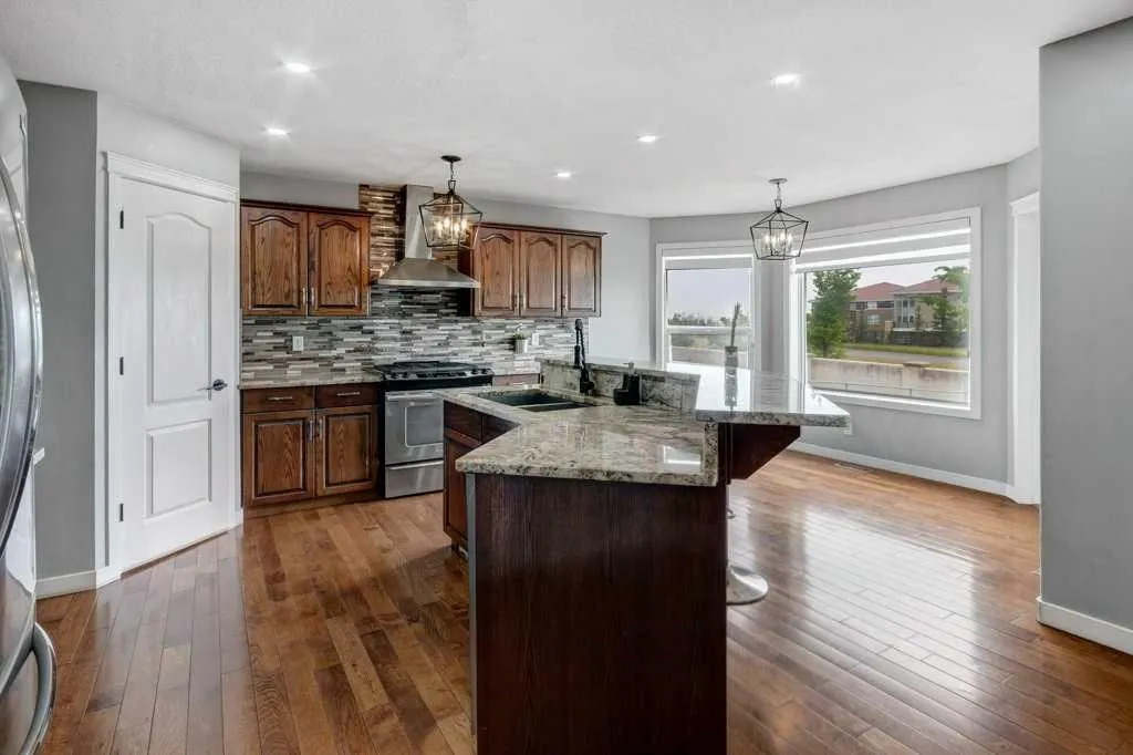 166 Tuscarora Close NW
