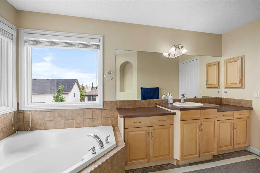 101 Panamount Manor NW