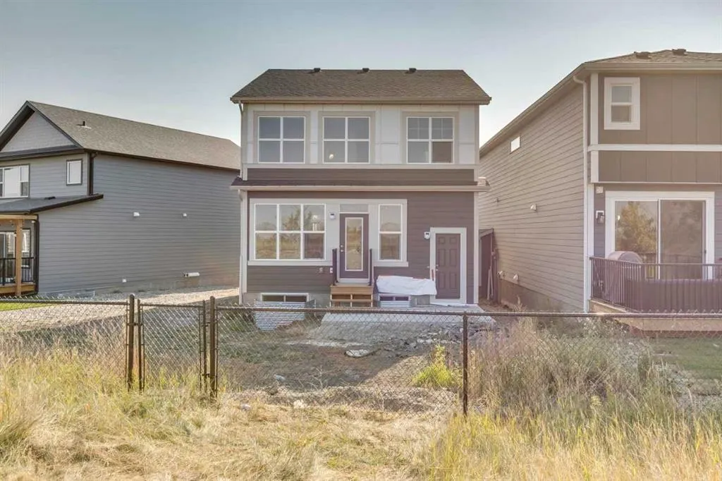 105 Legacy Reach Crescent SE