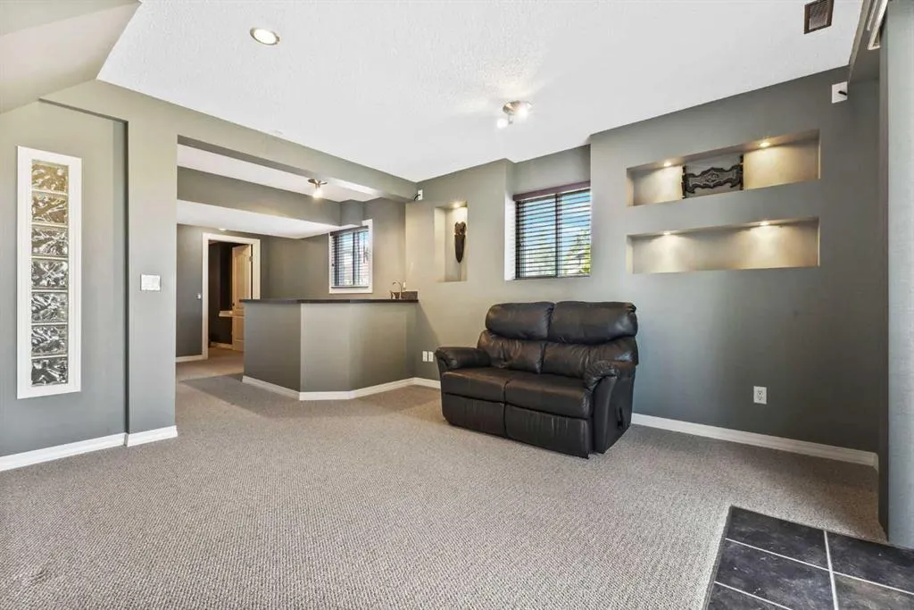 111 Edgebyne Crescent NW