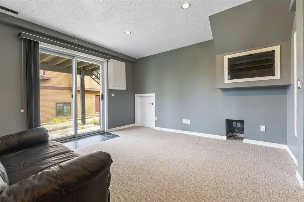 111 Edgebyne Crescent NW