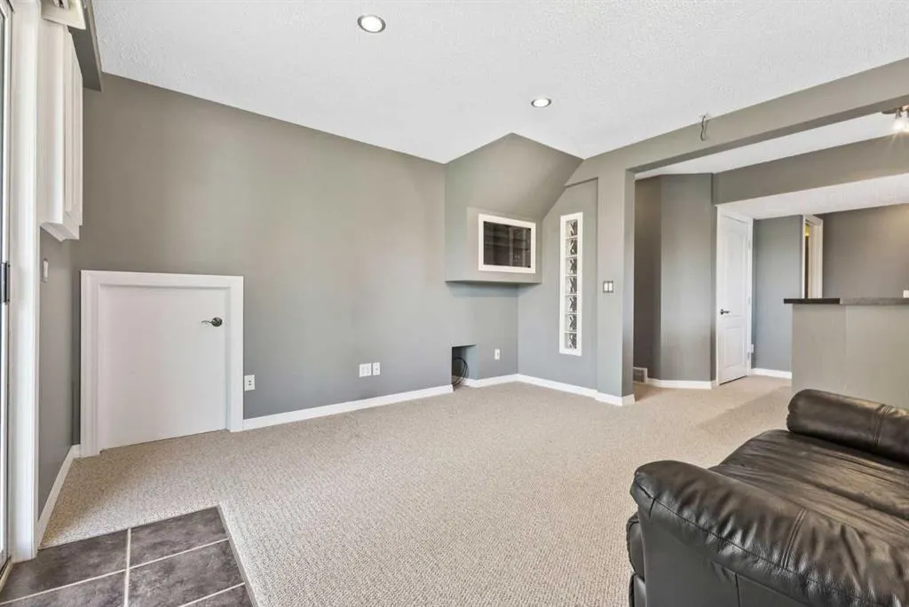111 Edgebyne Crescent NW