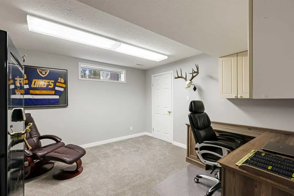 11 Strathmore Lakes Crescent