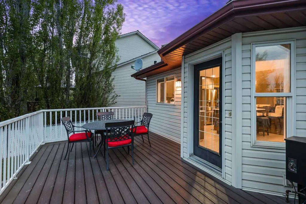 11 Strathmore Lakes Crescent