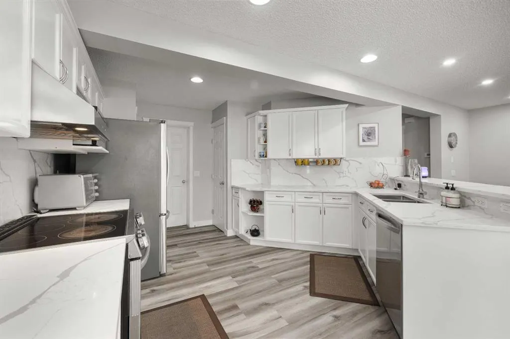 266 Royal Elm Road NW