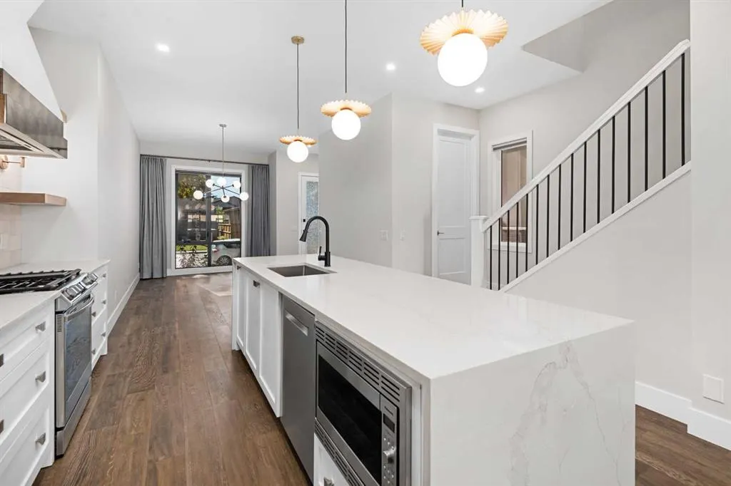 2126A 52 Avenue SW