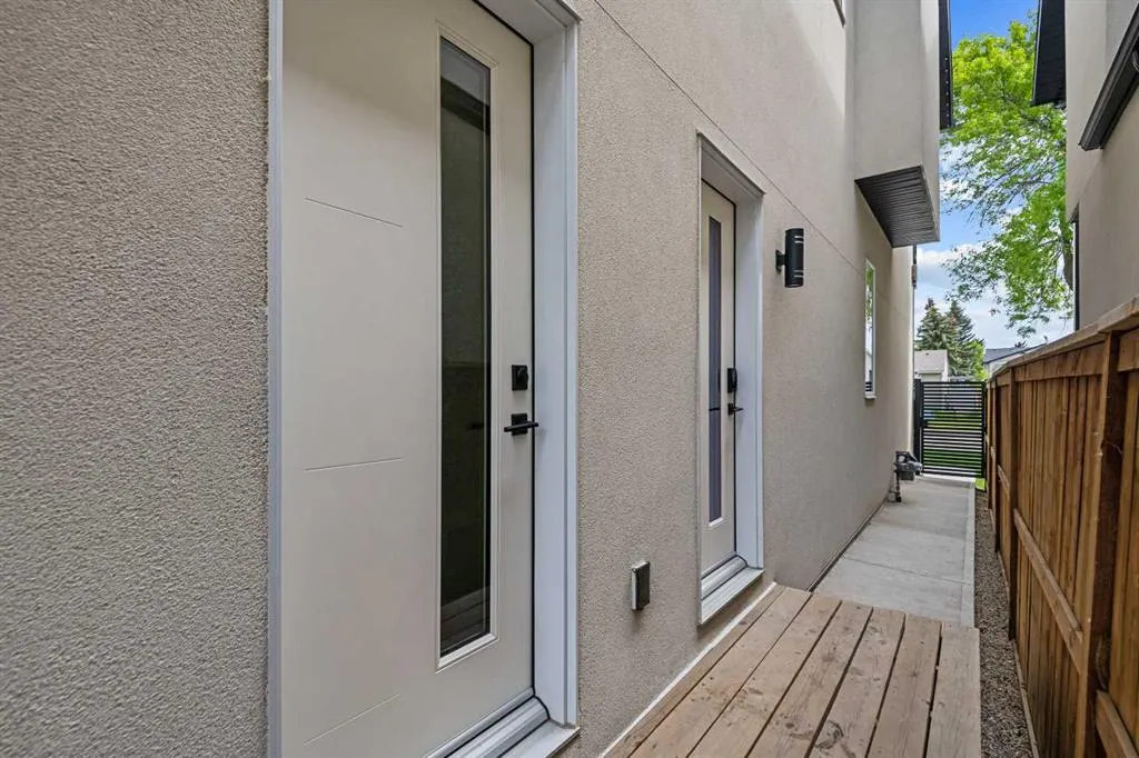 2126A 52 Avenue SW