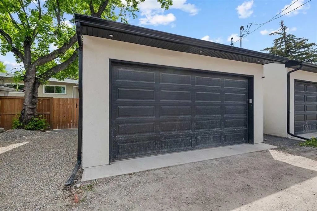 2126A 52 Avenue SW