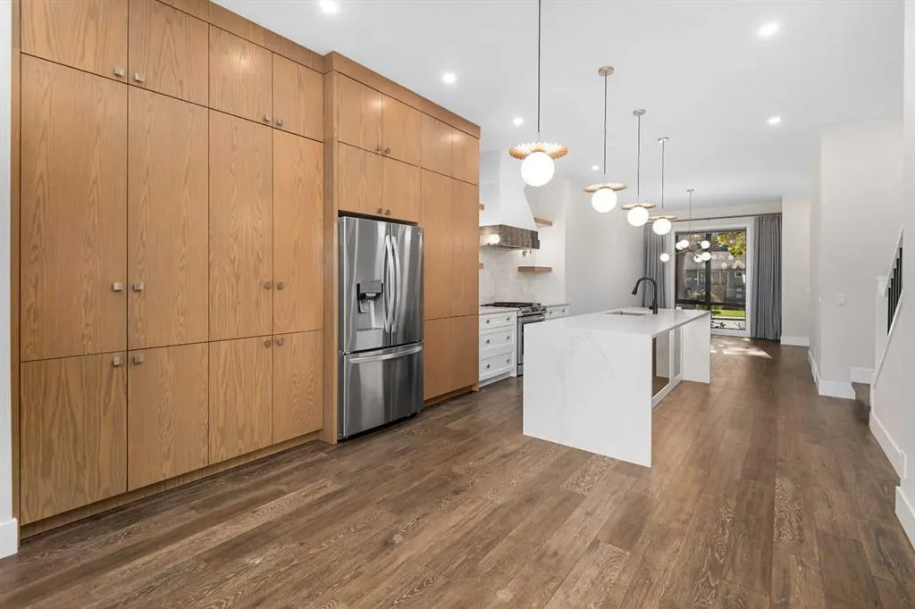 2126A 52 Avenue SW