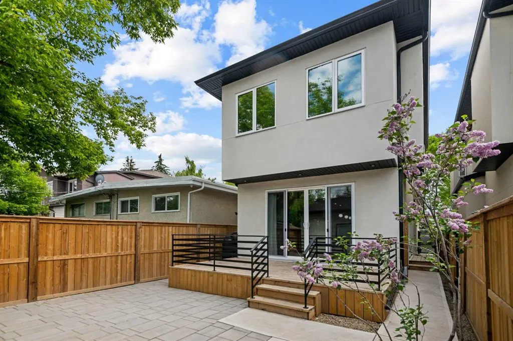 2126A 52 Avenue SW