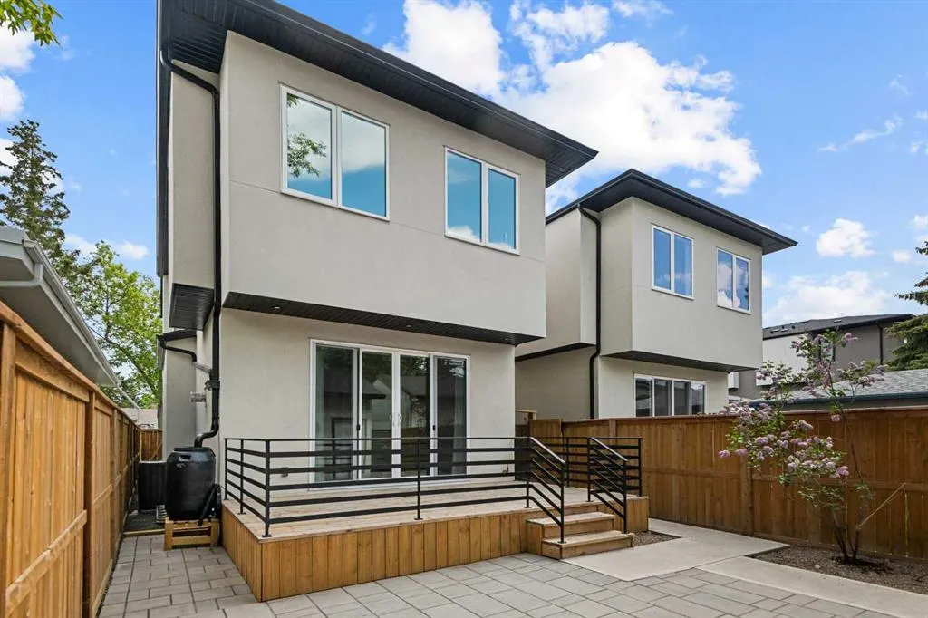 2126A 52 Avenue SW