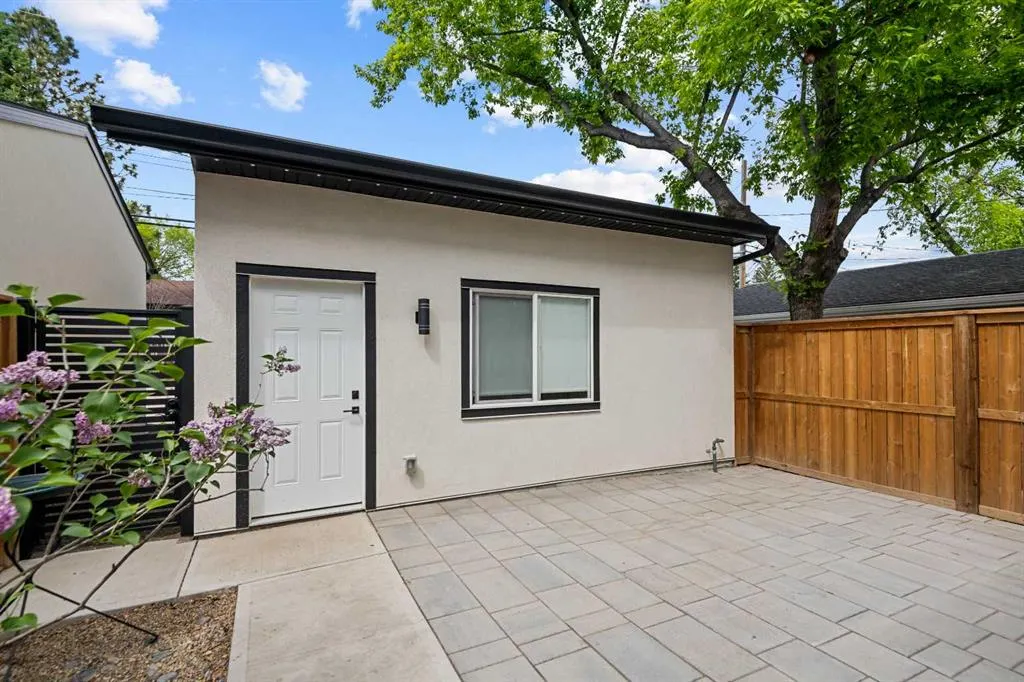 2126A 52 Avenue SW