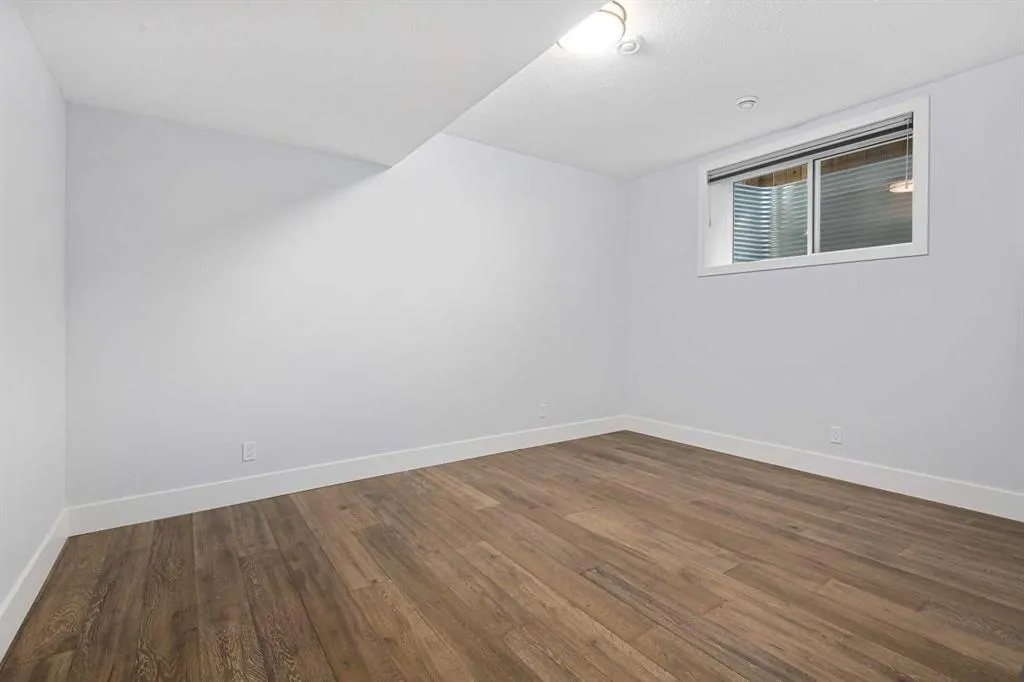 2126A 52 Avenue SW