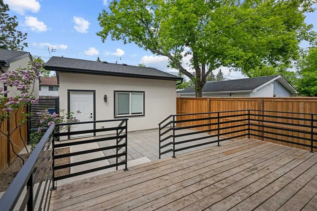 2126A 52 Avenue SW
