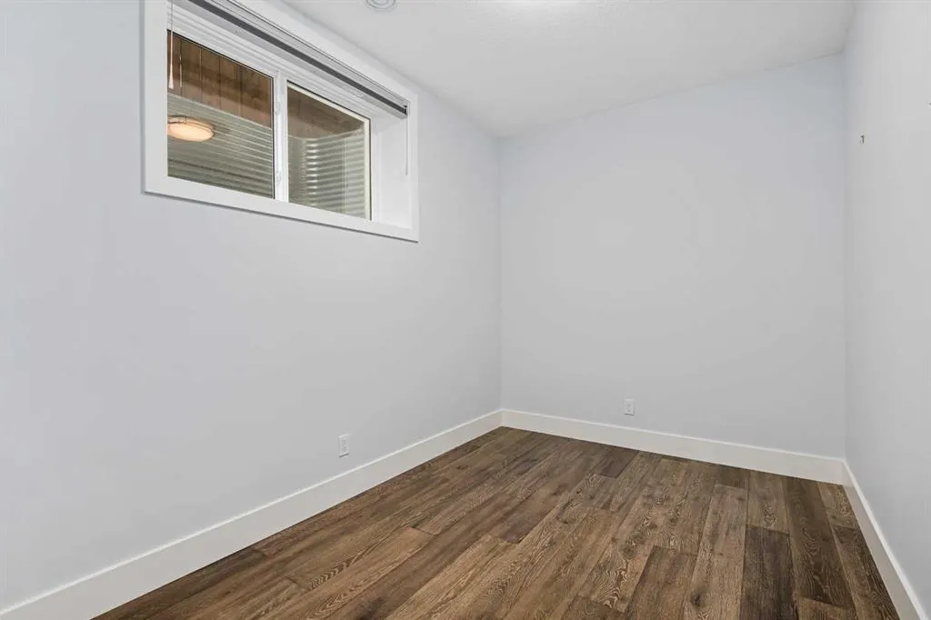 2126A 52 Avenue SW