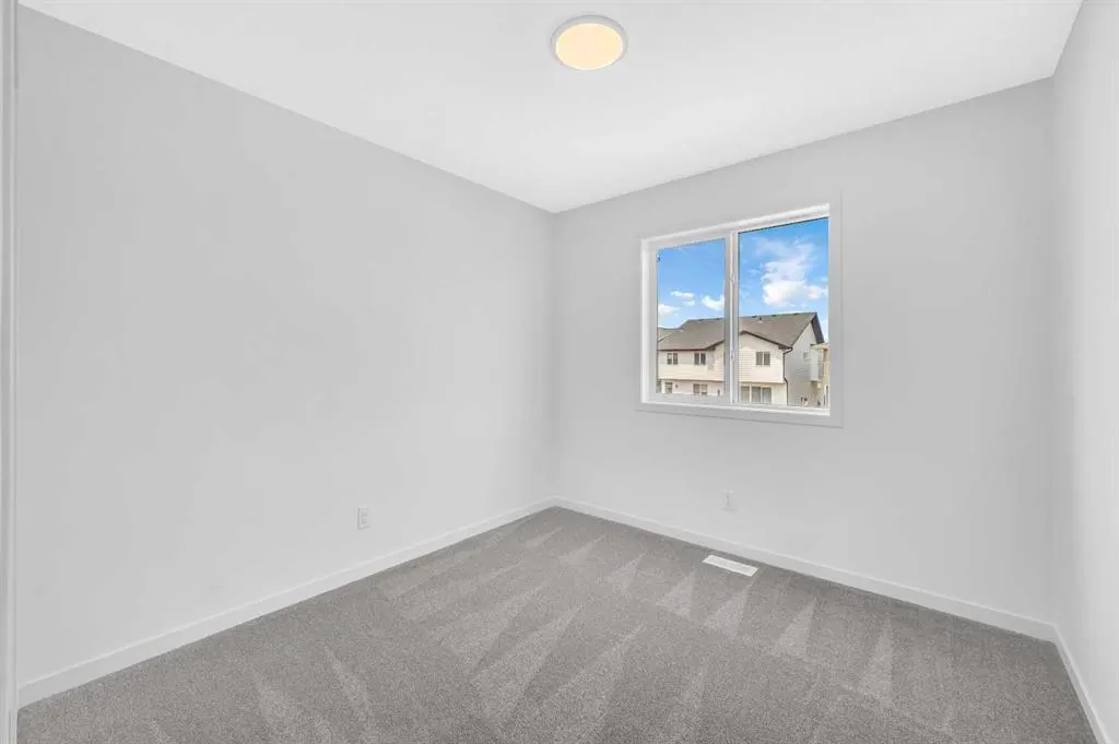 32 Rowmont Common NW