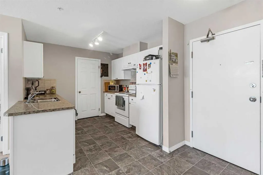 1010 Railway Street, #207