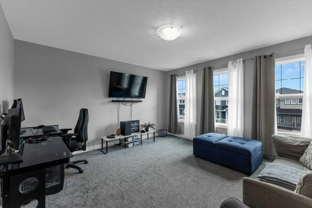 209 Evanspark Gardens NW