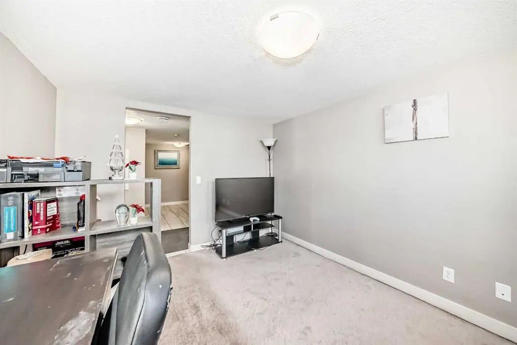 702 Evanston Manor NW