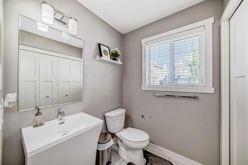 702 Evanston Manor NW