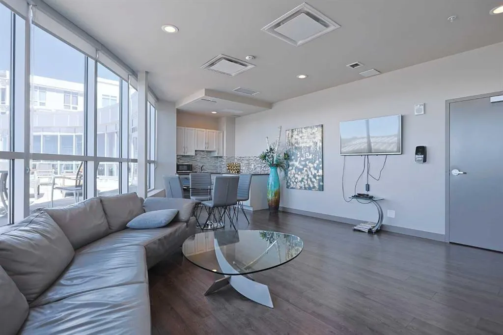 16 Varsity Estates Circle NW, #609