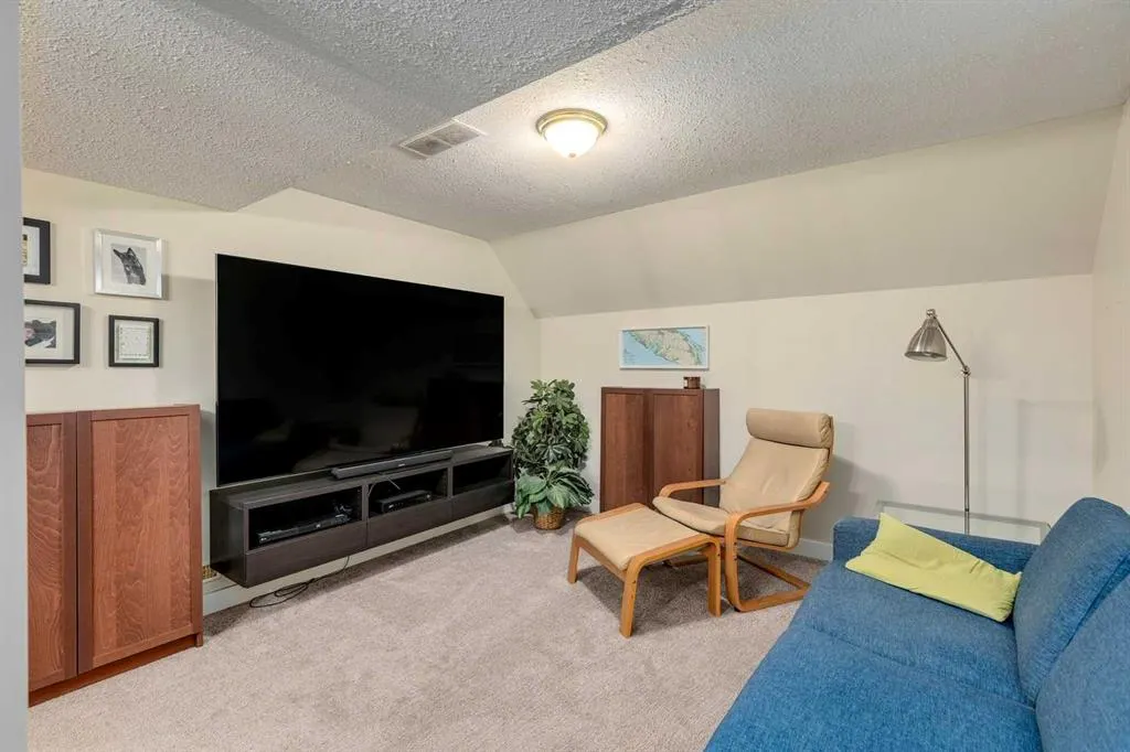 1052 Edgemont Road NW