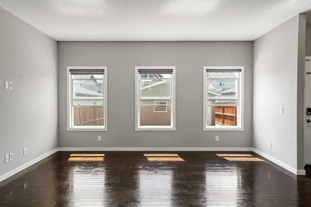 17 Skyview Point Common NE