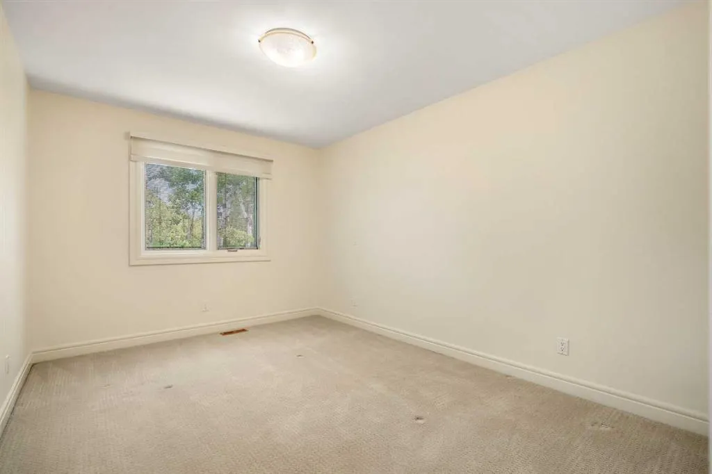 36 Baycrest Place SW