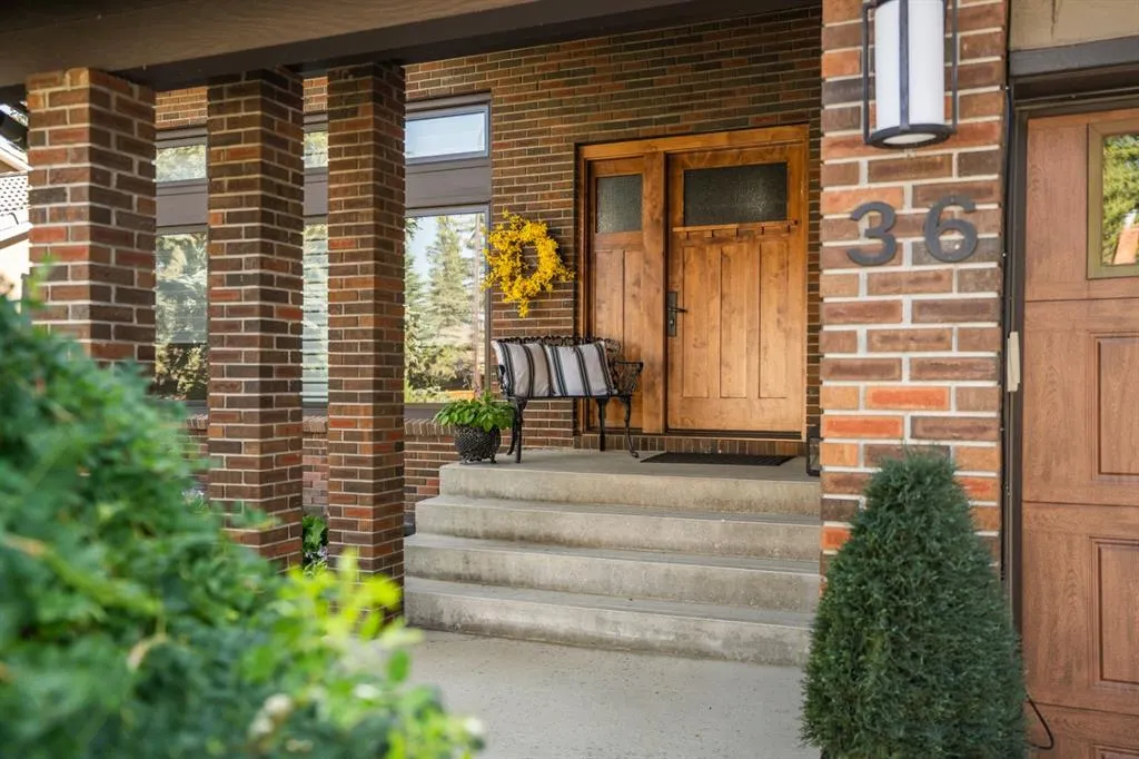 36 Baycrest Place SW