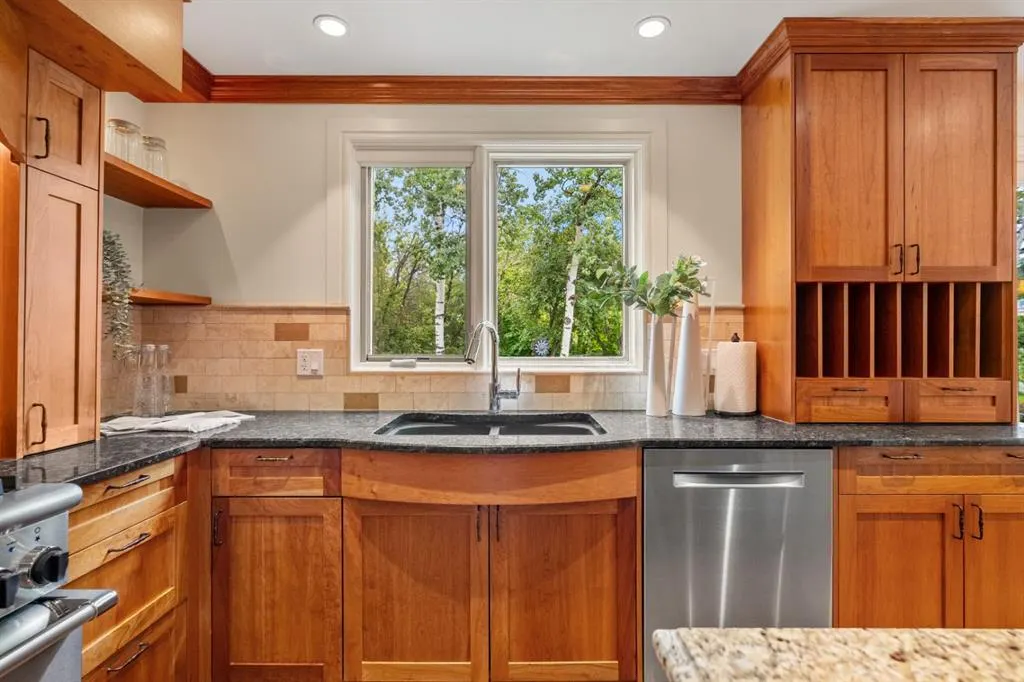 36 Baycrest Place SW