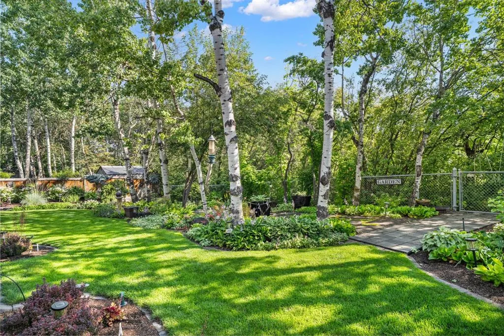 36 Baycrest Place SW