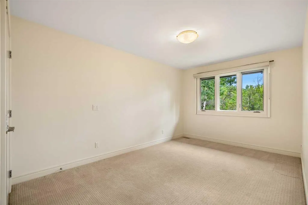36 Baycrest Place SW