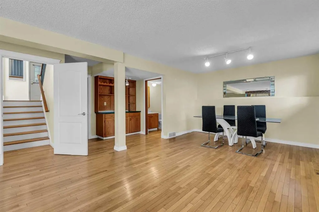 203 Edgeland Road NW