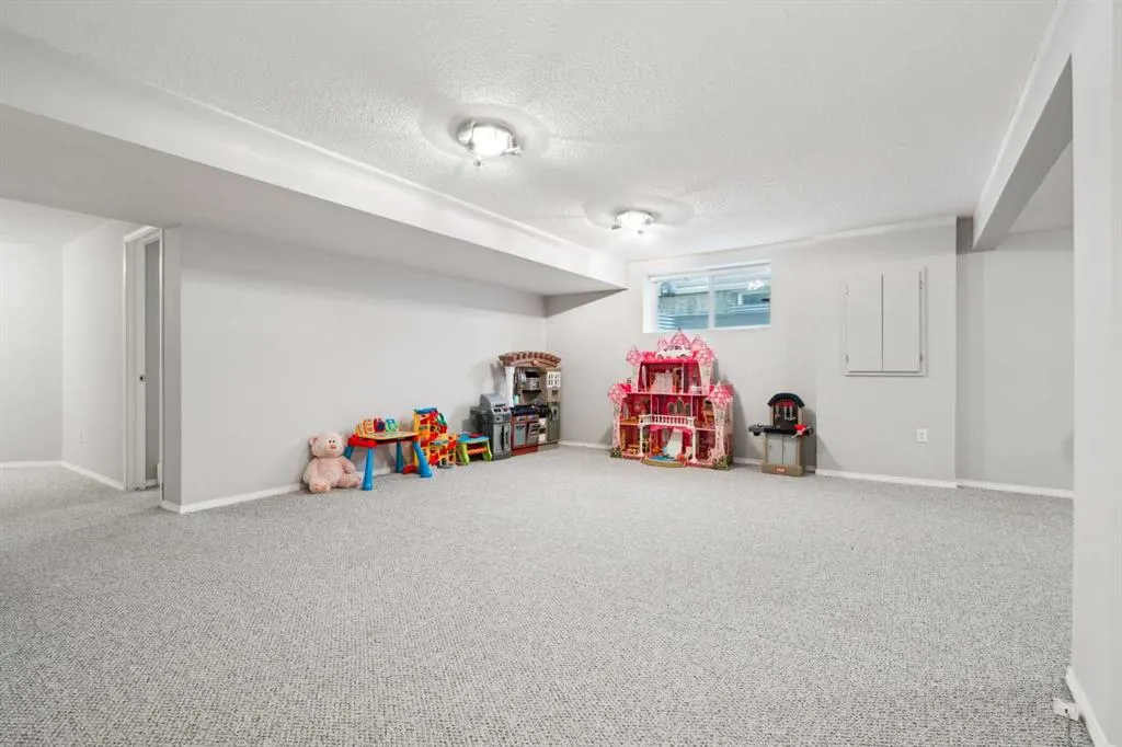 133 Somerglen Way SW